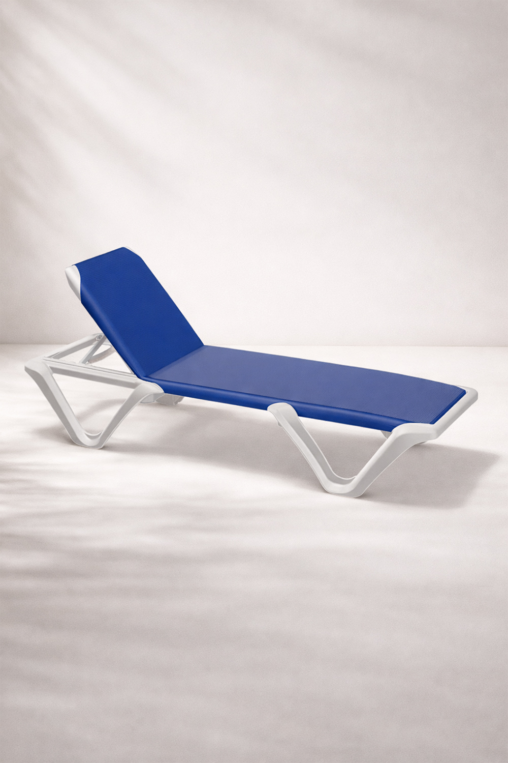 Eva Pro, Tumbona apilable de resina con chasis blanco Balliu